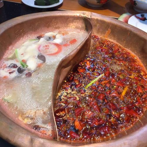 一锅红汤煮年华 寻味中国重庆老版火锅